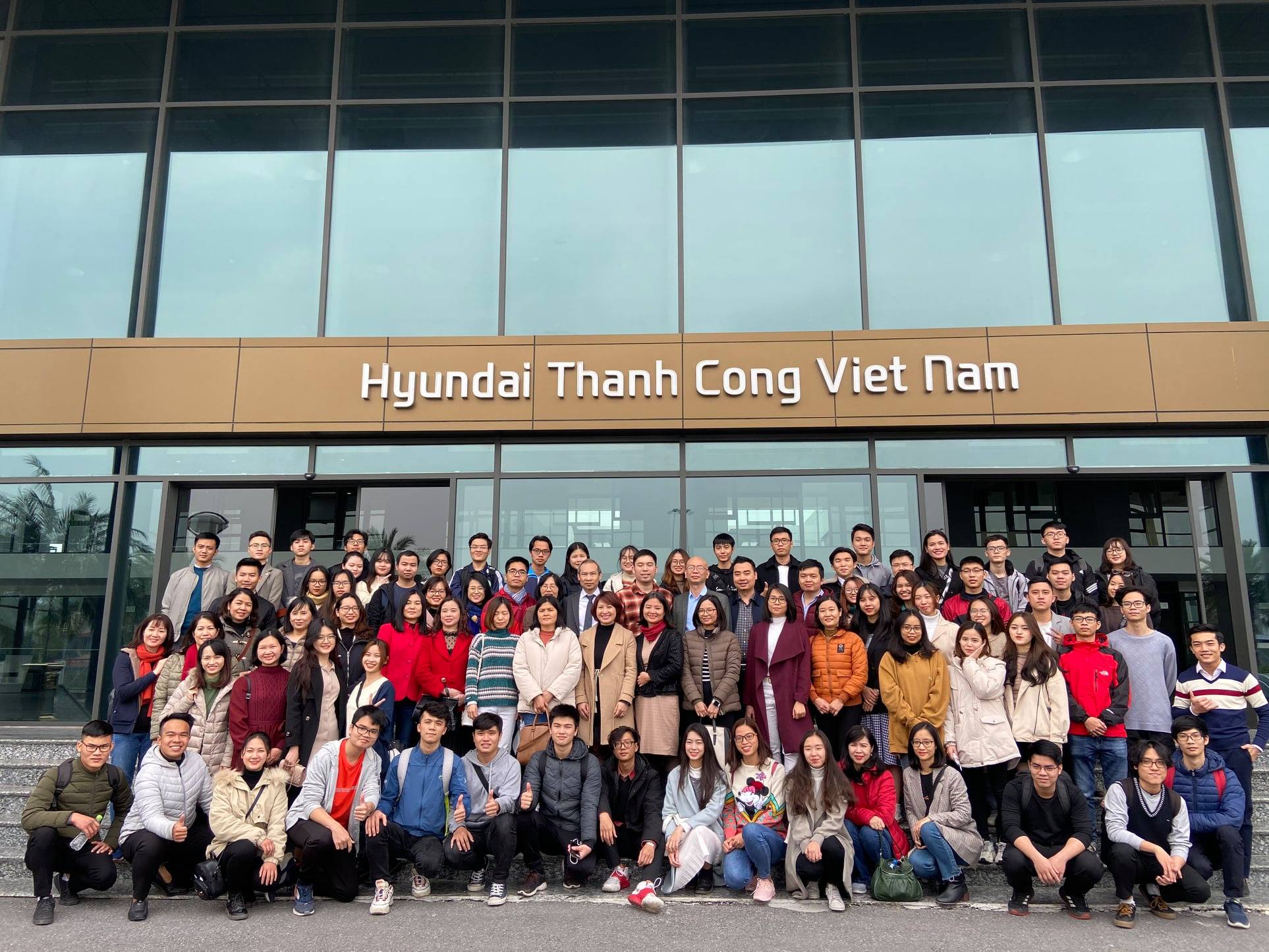Tham quan doanh nghiệp sản xuất phương tiện đi lại (xe hơi) và hàng may mặc