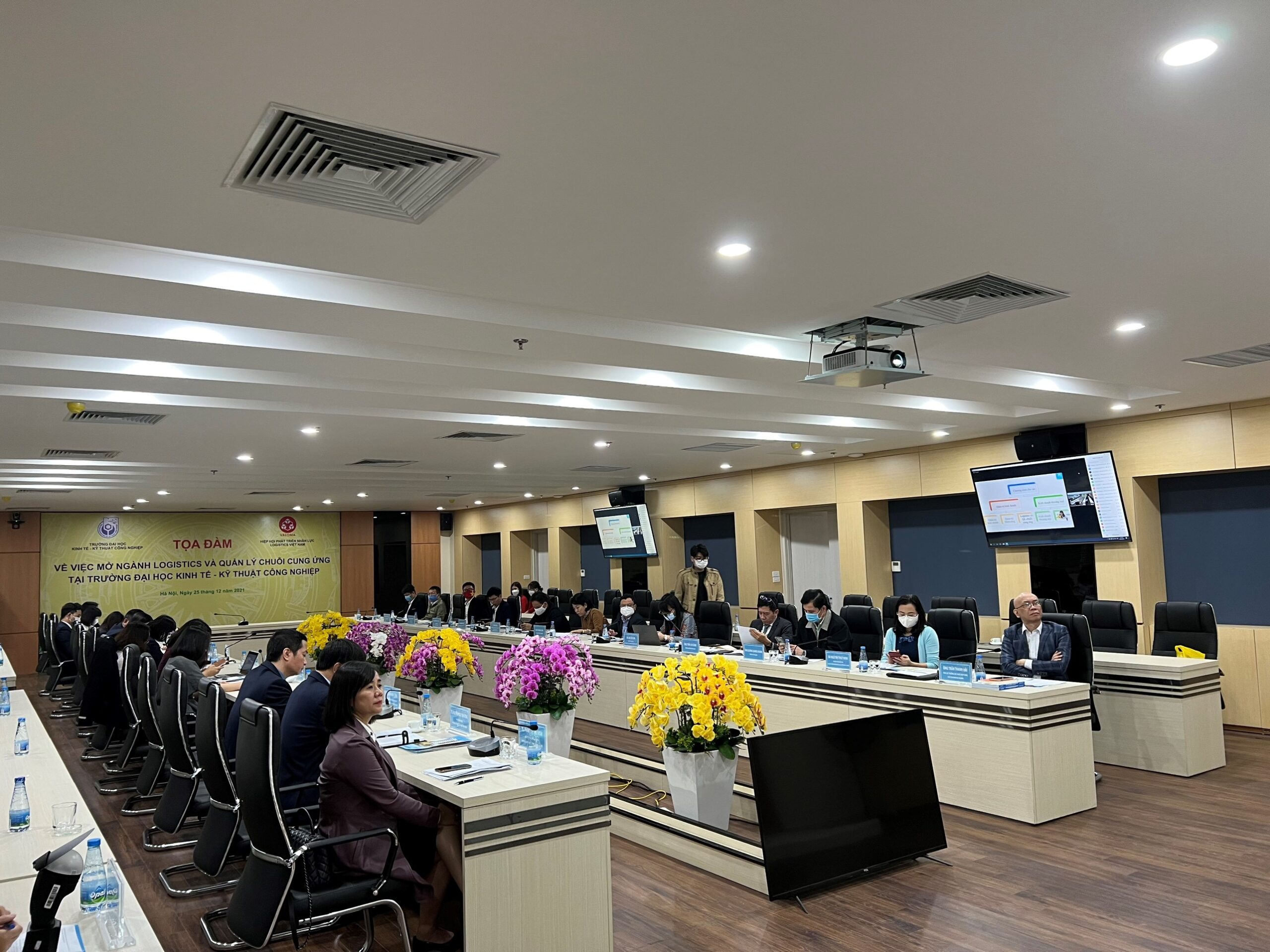 VALOMA làm việc với trường đại học kinh tế – kỹ thuật công nghiệp (uneti) về việc mở ngành đào tạo Logistics và quản lý chuỗi cung ứng