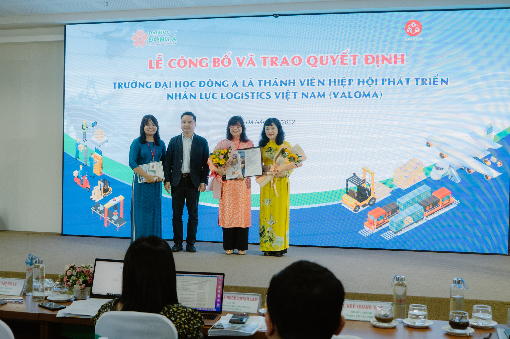 VALOMA trao quyết định hội viên và tham dự hội thảo  “Logistics và quản lý chuỗi cung ứng trong hoạt động kinh doanh khu vực và toàn cầu” tại trường đại học đông á