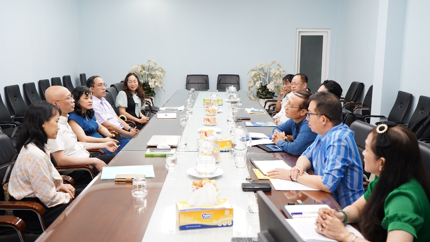 VALOMA visited and worked at the college of foreign economic relations