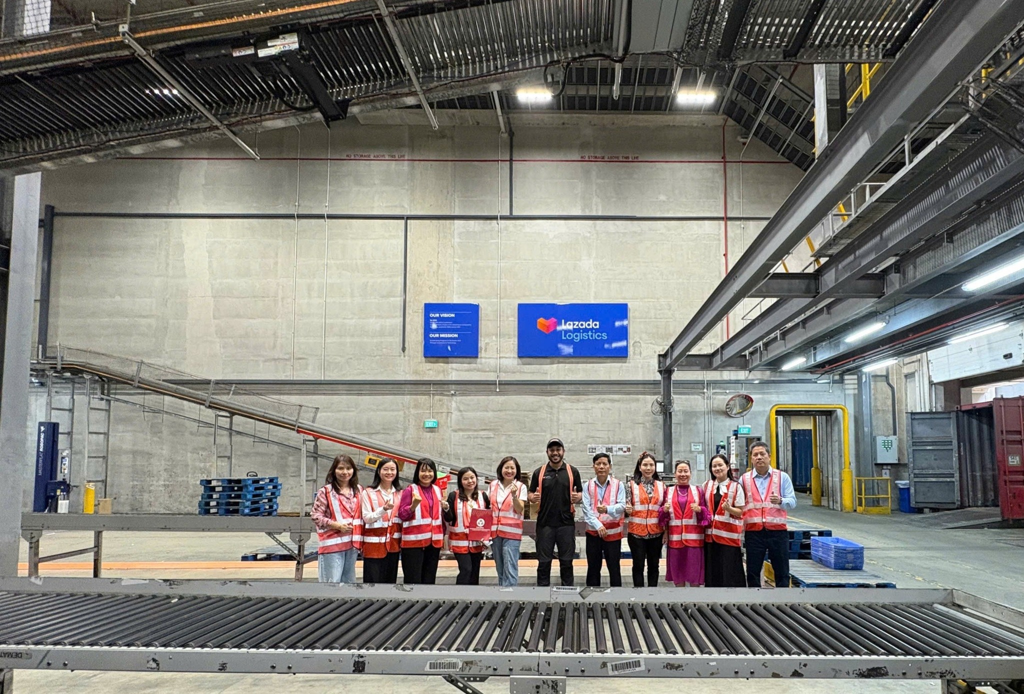 Hoạt động tham quan thực tế của đoàn xúc tiến thương mại Logistics Việt Nam và làm việc với hai doanh nghiệp tiêu biểu trong lĩnh vực Logistics tại singapore: c.steinweg asia pte. ltd. và redmart warehouse (lazada singapore)